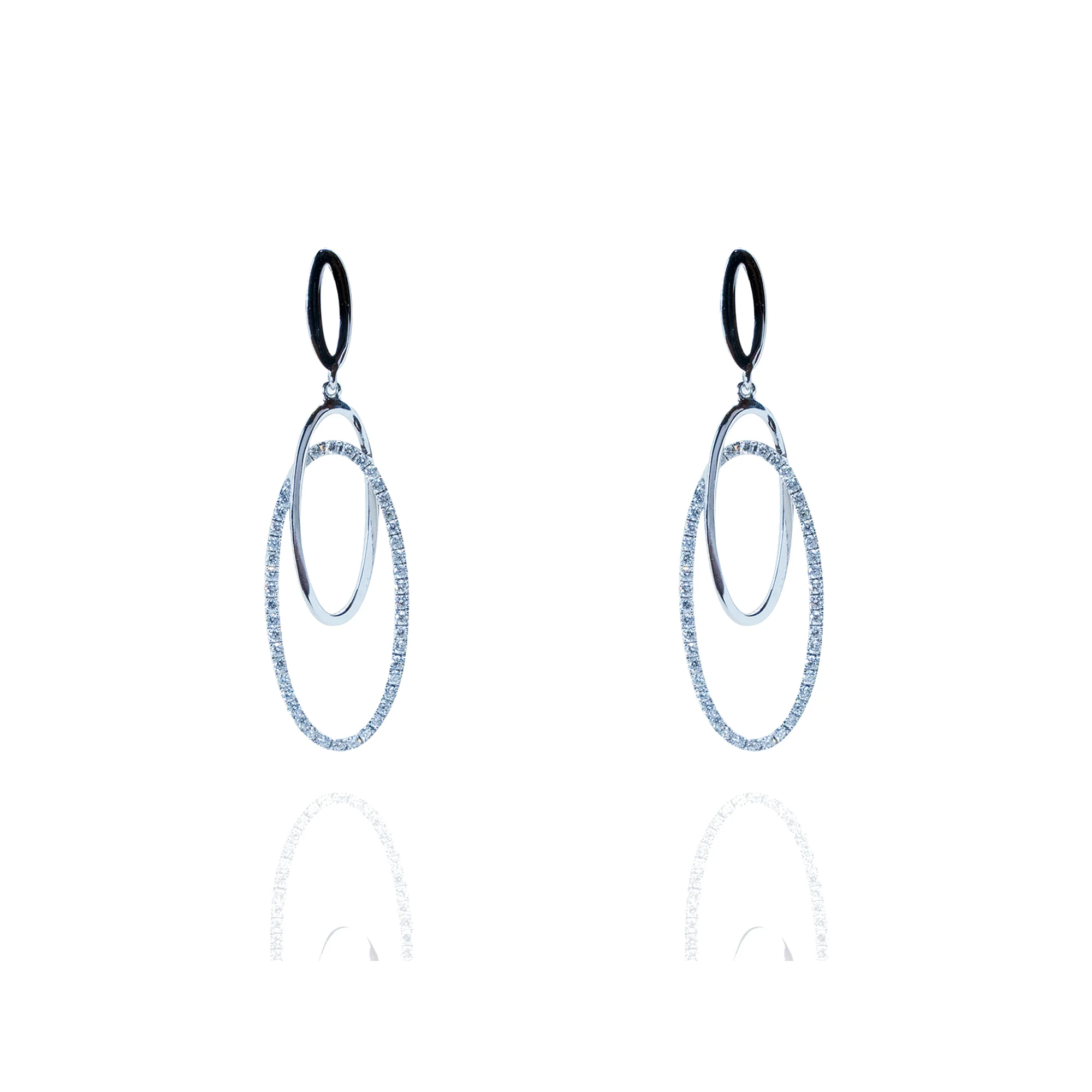 Pendientes montados en oro blanco, 90 diamantes engastados.