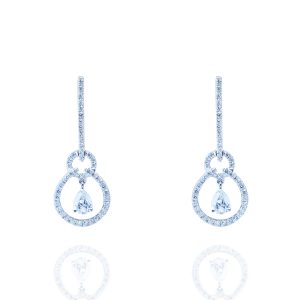 Pendientes montados en oro blanco, 2 diamantes y 98 diamantes.