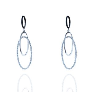 Pendientes montados en oro blanco, 90 diamantes engastados.