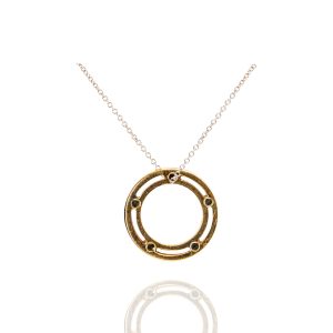 Colgante con cadena montado en oro rosa.