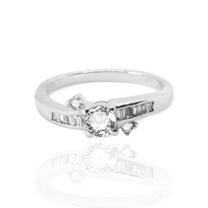 Anillo de compromiso oro blanco y brillantes