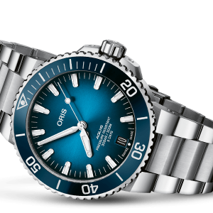 Aquis date calibre 400