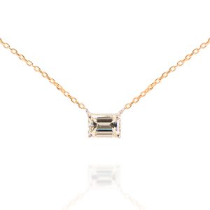Colgante con diamante talla esmeralda
