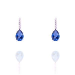 Pendientes brillantes y topacio